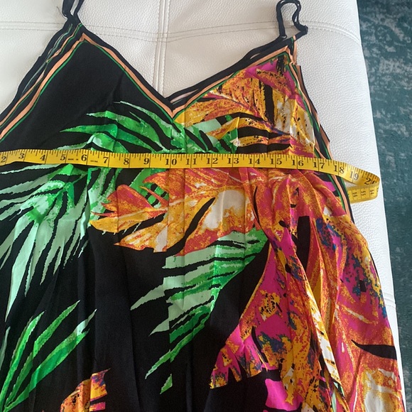 Dress with tropical print - Picture 4 of 5